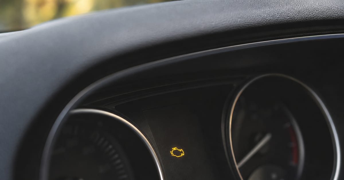 Voyant moteur orange allumé sur le tableau de bord d’un SUV