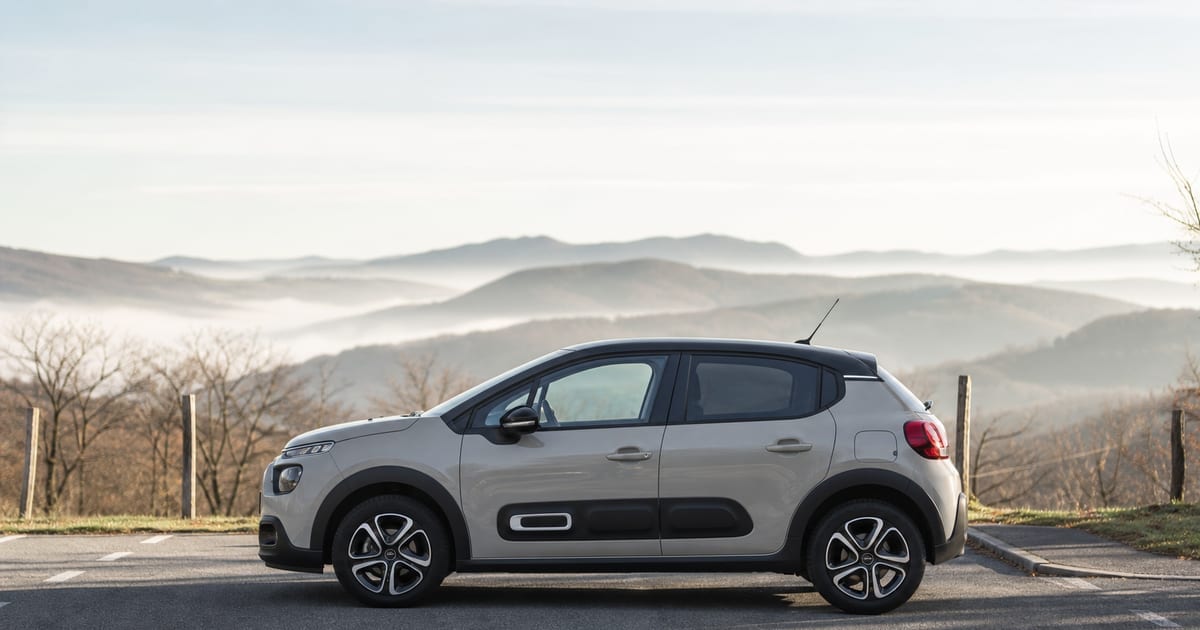 Citroën C3 stationnée sur une aire sécurisée, vue latérale en lumière naturelle